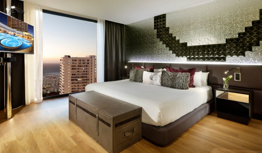 Habitación de hotel en Tenerife con vista al mar desde la ventana y TV.