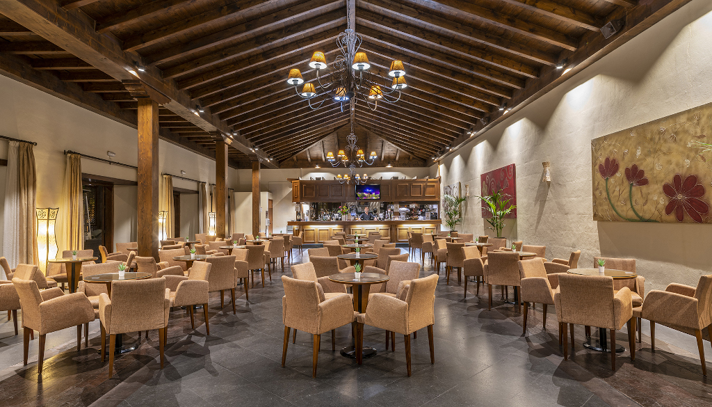 Restaurante elegante con techo de madera y mesas organizadas en La Laguna.