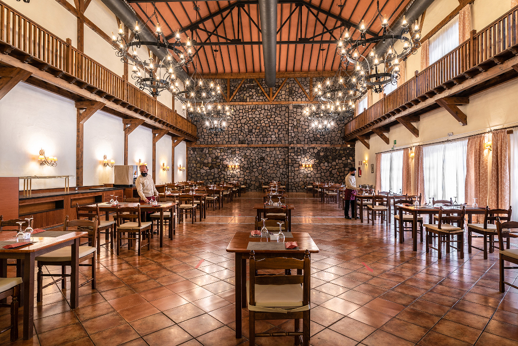 Comedor amplio con mesas dispuestas y camareros en El Teide, Tenerife.