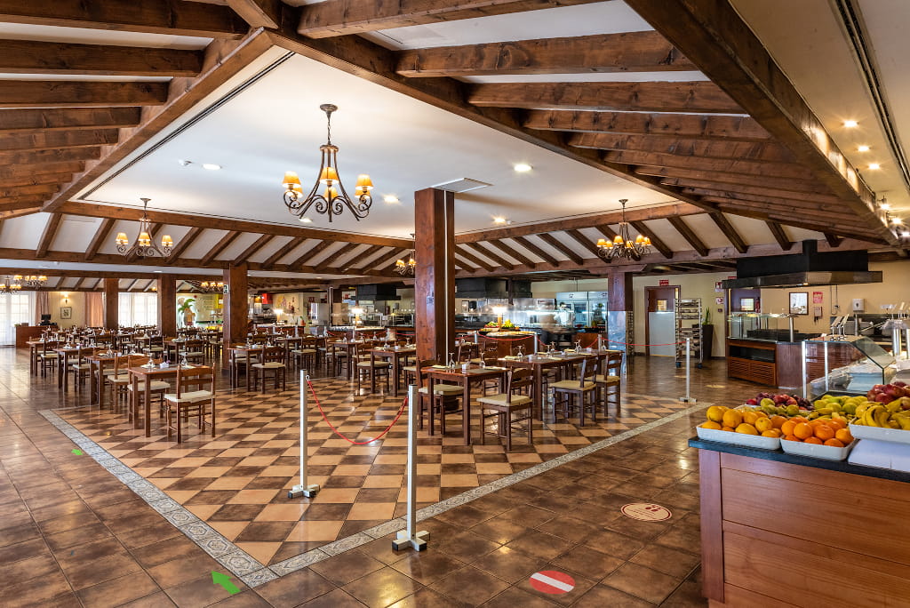 Restaurante amplio con mesas y frutas en centro turístico de Tenerife.