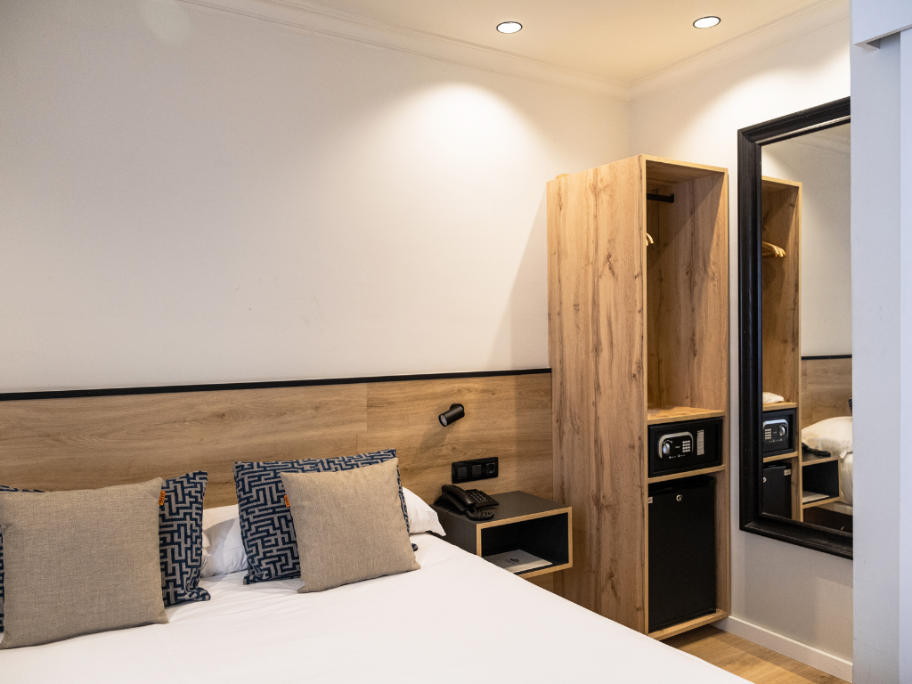 Hotel Adonis Capital