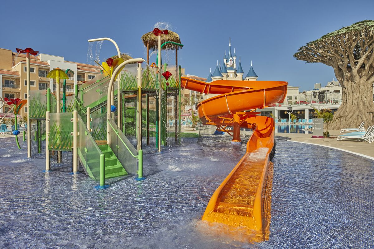 Tobogán de agua y juegos acuáticos para niños en un parque de Tenerife.