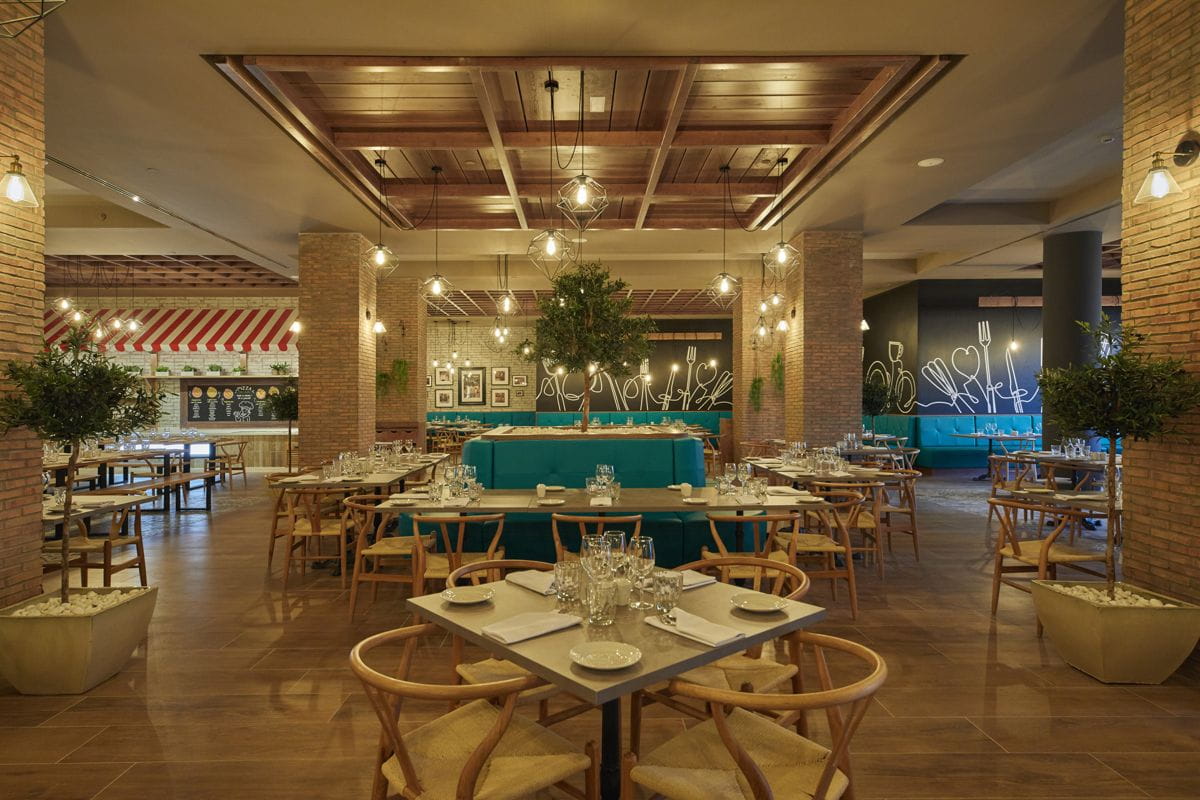 Restaurante elegante con mesas y sillas de madera en Tenerife.