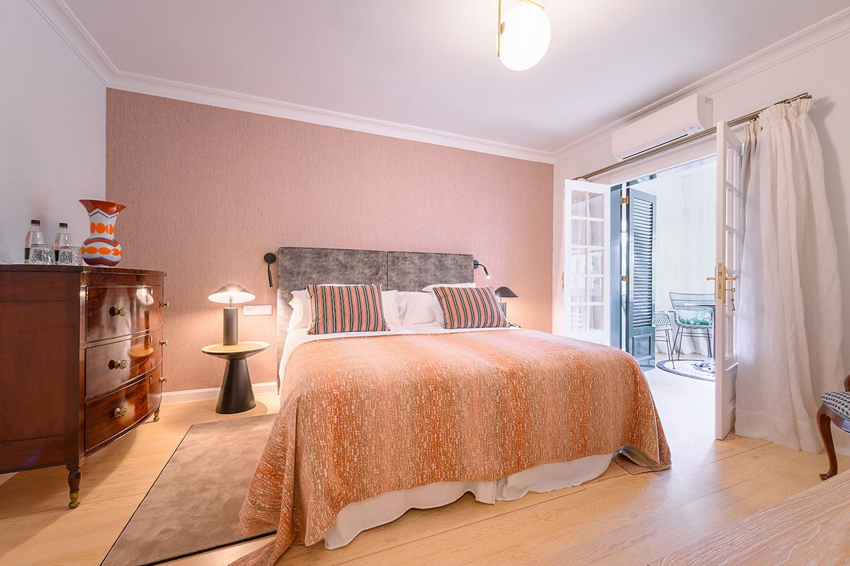 Habitación luminosa con cama grande y acceso a una terraza en Tenerife.