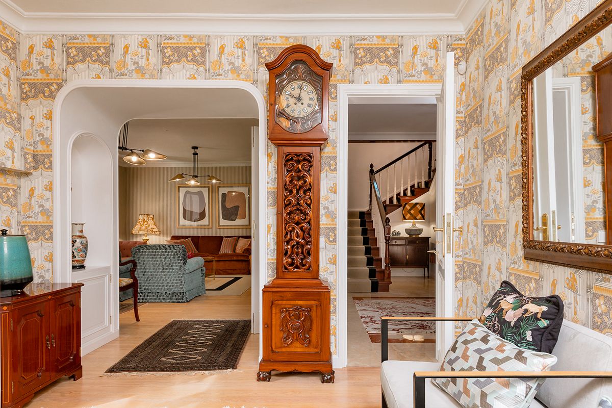 Pasillo con reloj de pie en casa de Tenerife, sala al fondo y escalera a la derecha.