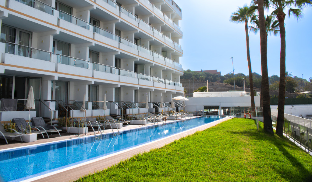 Hotel con piscina y tumbonas en Tenerife.