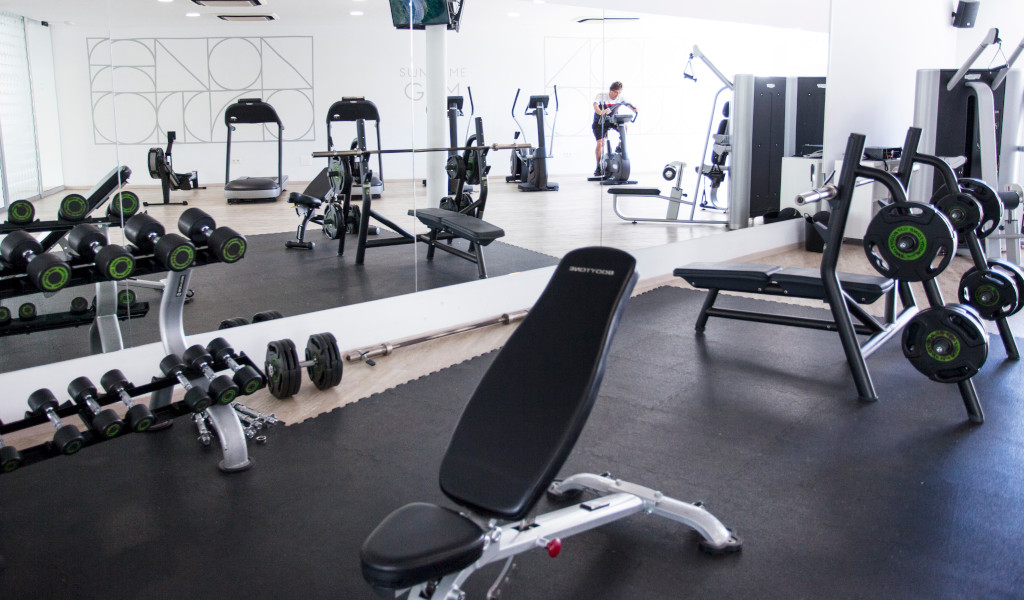 Gimnasio moderno con pesas y máquinas de ejercicio en Tenerife.
