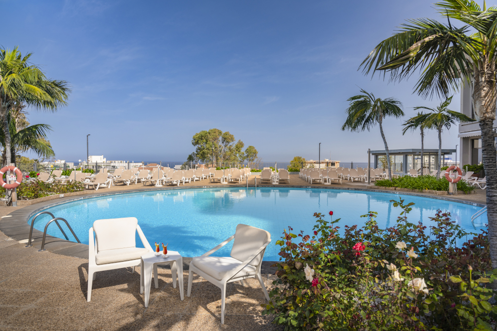 Piscina al aire libre con vista al mar en un hotel de Tenerife.