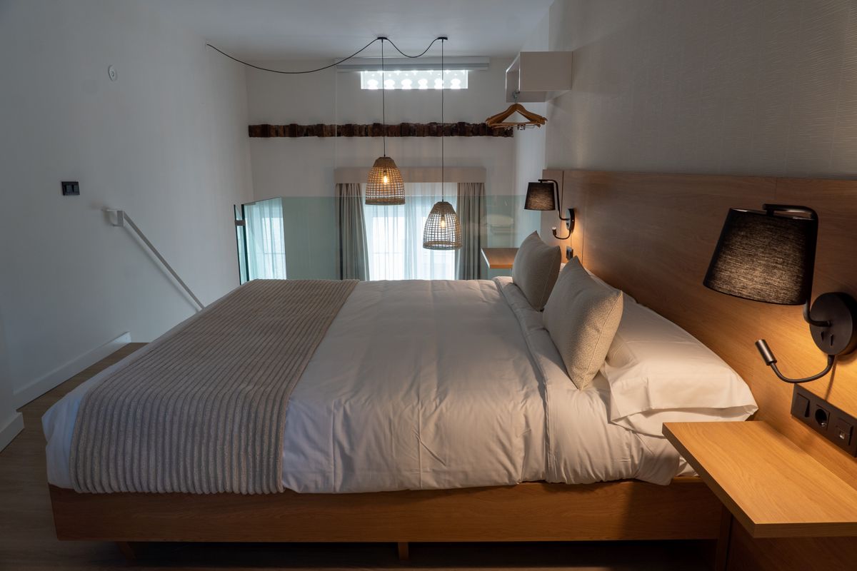 Cama doble en habitación moderna en Tenerife. Decoración en tonos neutros.