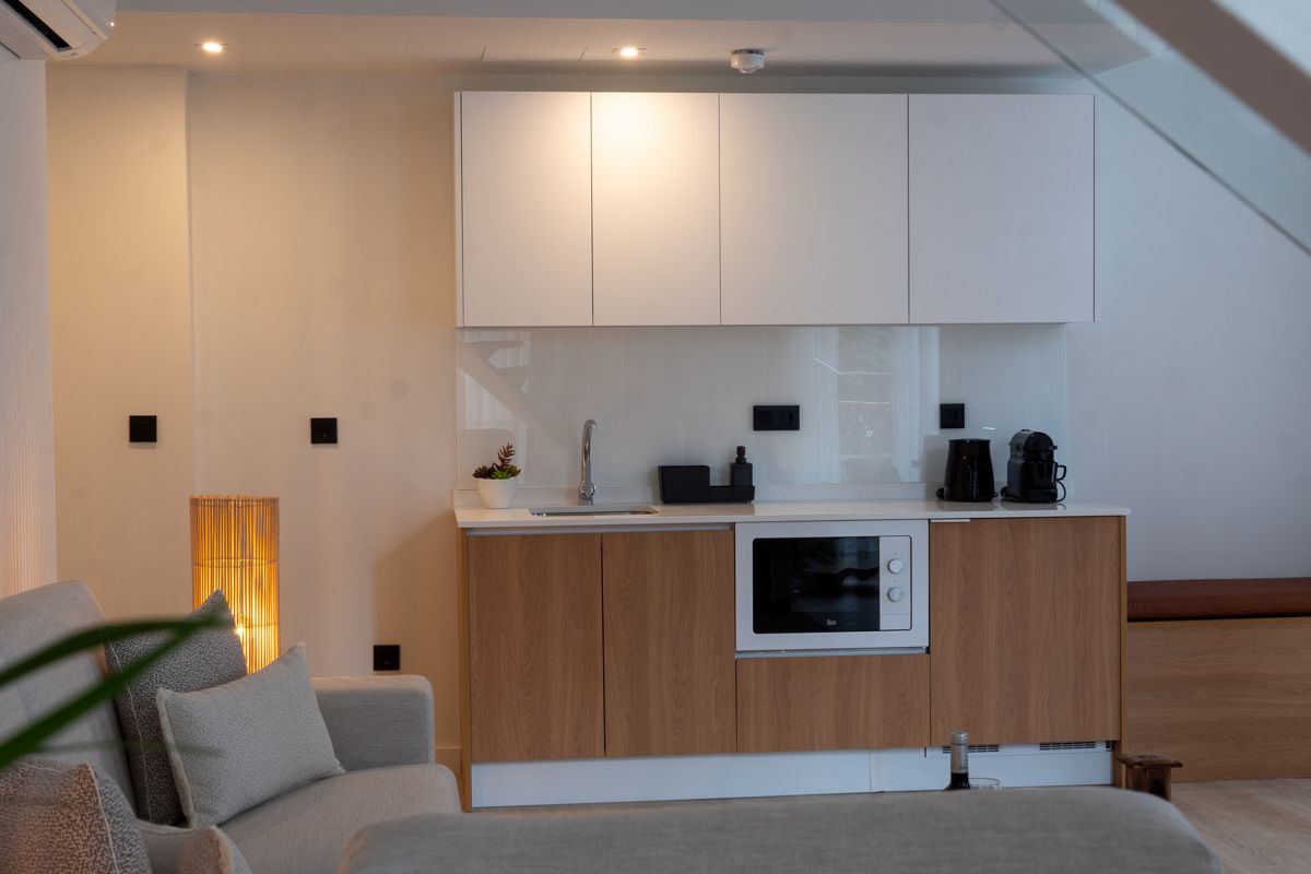 Cocina moderna con microondas y cafetera en apartamento de Santa Cruz de Tenerife.