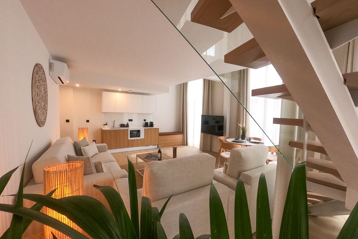 Sala de estar moderna con cocina integrada en apartamento de Tenerife.