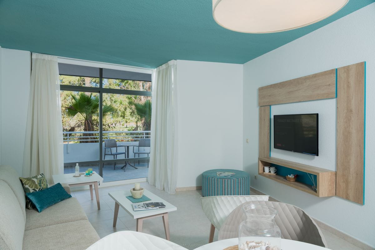 Sala de estar moderna con terraza y vistas a jardines en Tenerife.