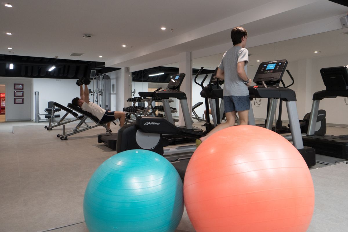 Personas entrenando en un gimnasio con pelotas de ejercicio en Tenerife.