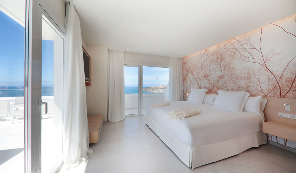 Habitación luminosa con cama doble y vista al mar en Tenerife.