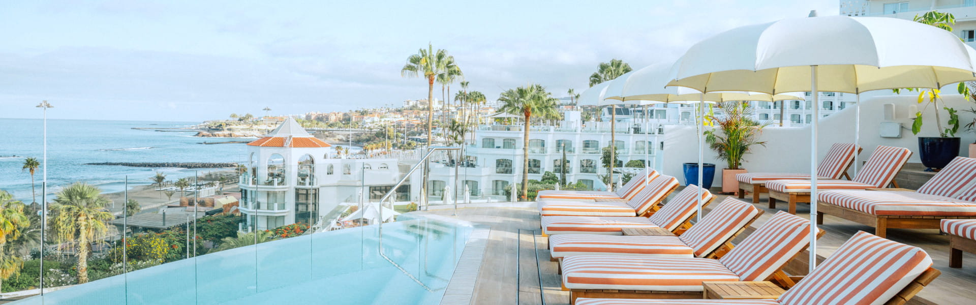 Piscina con hamacas y vistas