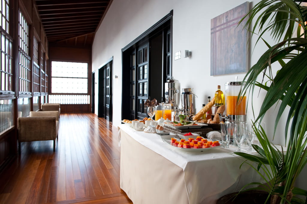 Buffet de jugos y frutas en hotel en Tenerife.