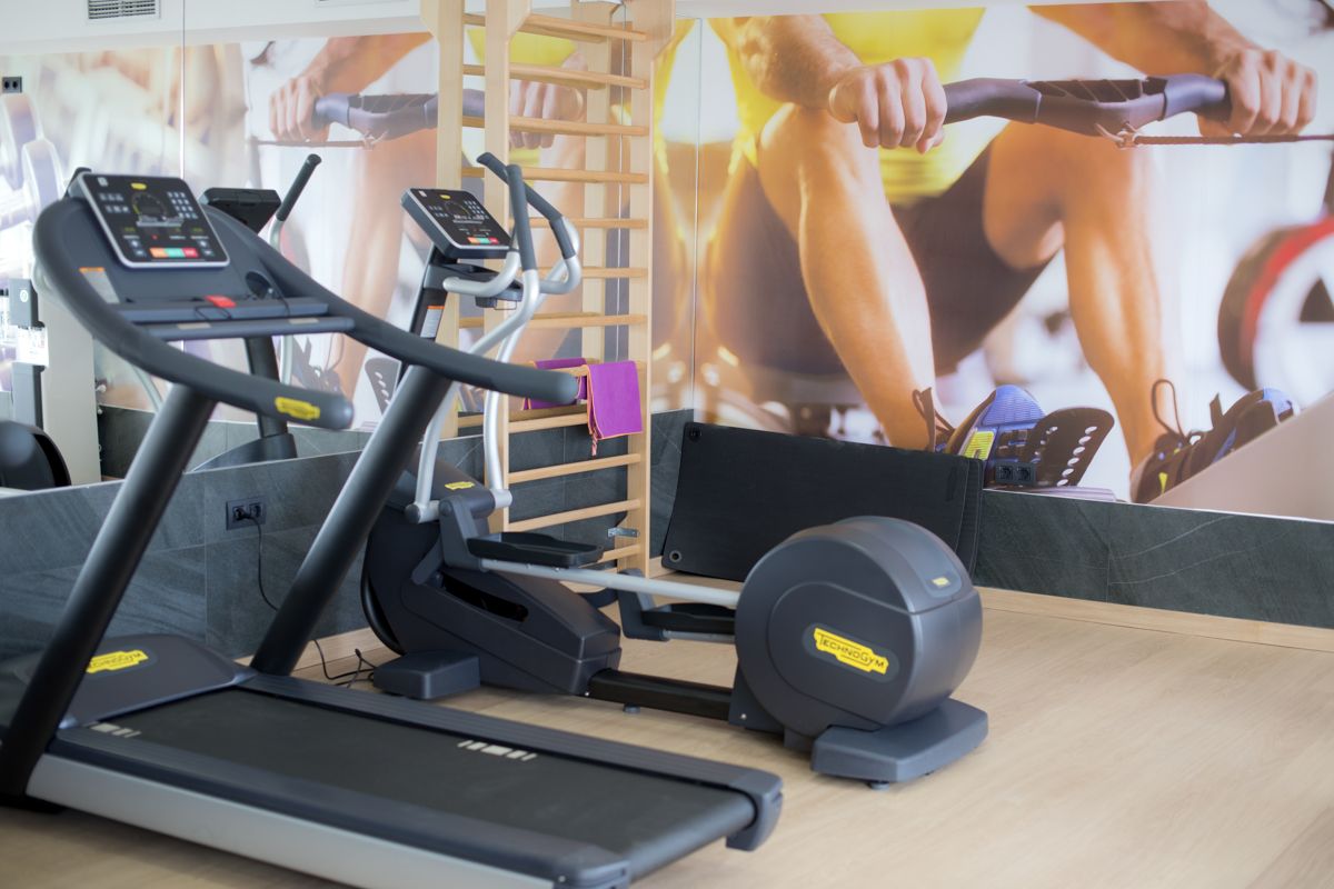 Máquinas de ejercicio en gimnasio de Tenerife.