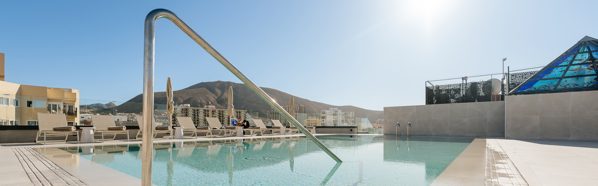 Vistas de la piscina con montaña de fondo