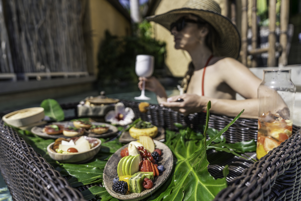 Desayuno tropical servido junto a la piscina en Tenerife.