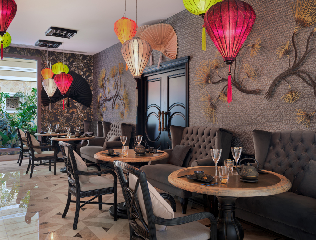 Restaurante en Tenerife con mesas elegantes y lámparas de papel colgantes.