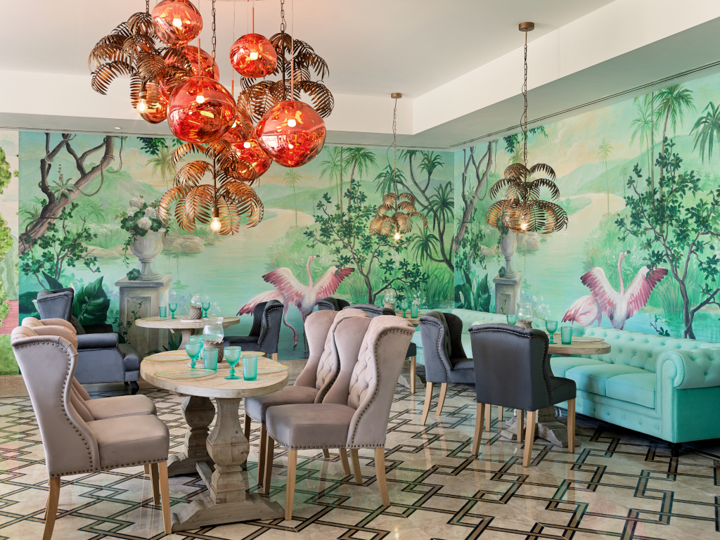 Restaurante en Tenerife con decoración tropical y murales de flamencos.