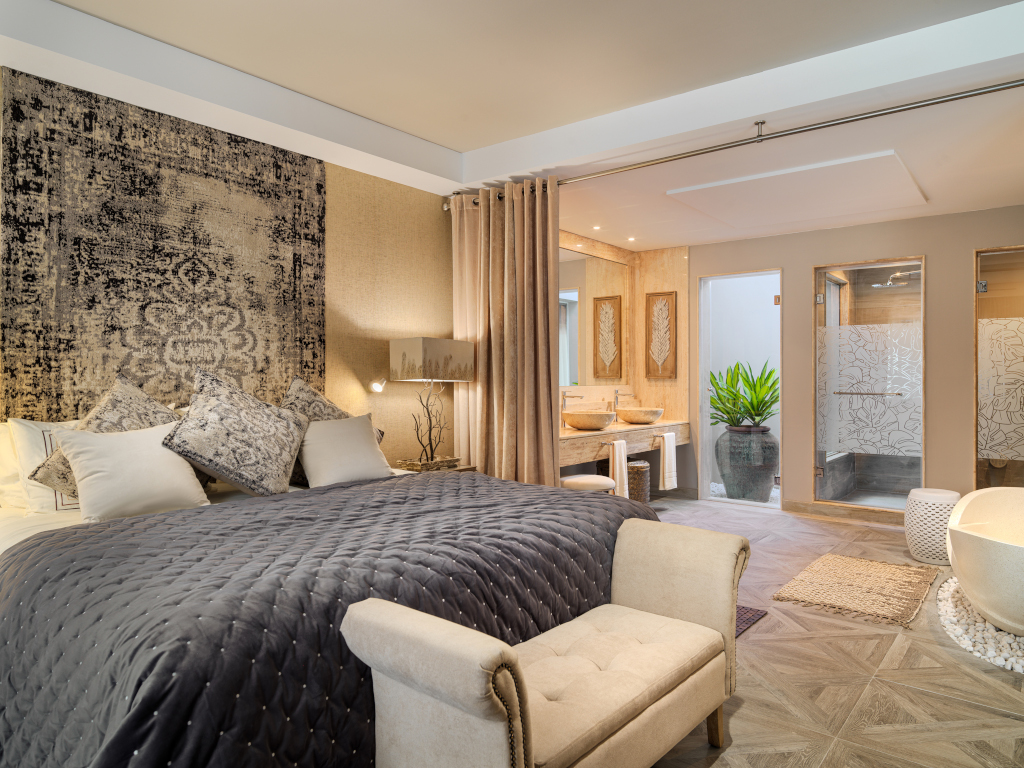 Habitación de hotel de lujo con cama grande y baño moderno en Tenerife.