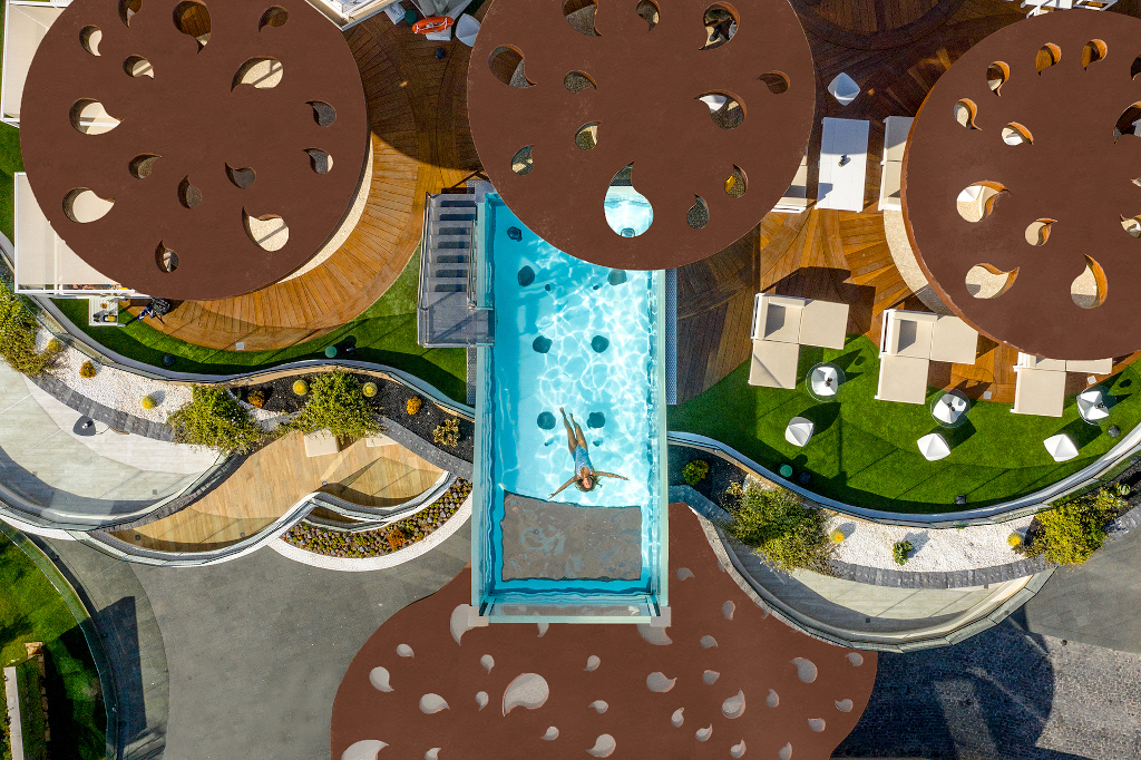 Vista aérea de una piscina moderna con estructuras y jardines en Tenerife.