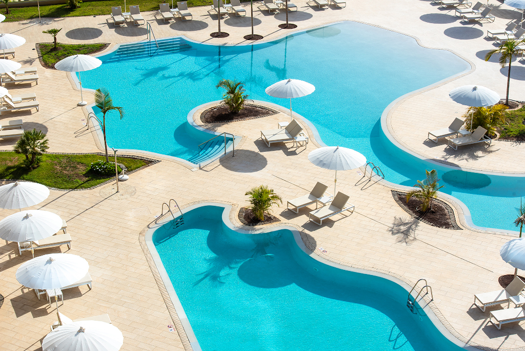 Piscina con sombrillas y tumbonas en hotel de Tenerife.