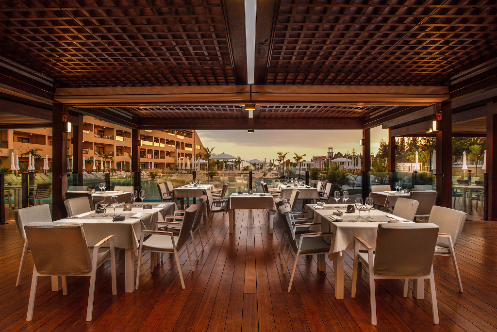 Restaurante al aire libre con mesas preparadas en Tenerife.