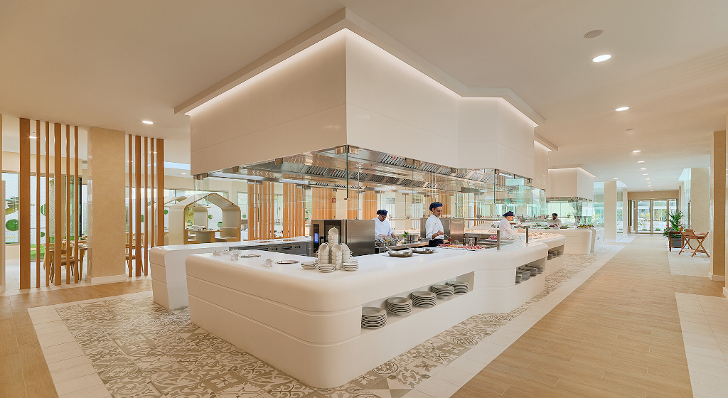 Cocina moderna en restaurante de hotel en Tenerife, con chefs trabajando.