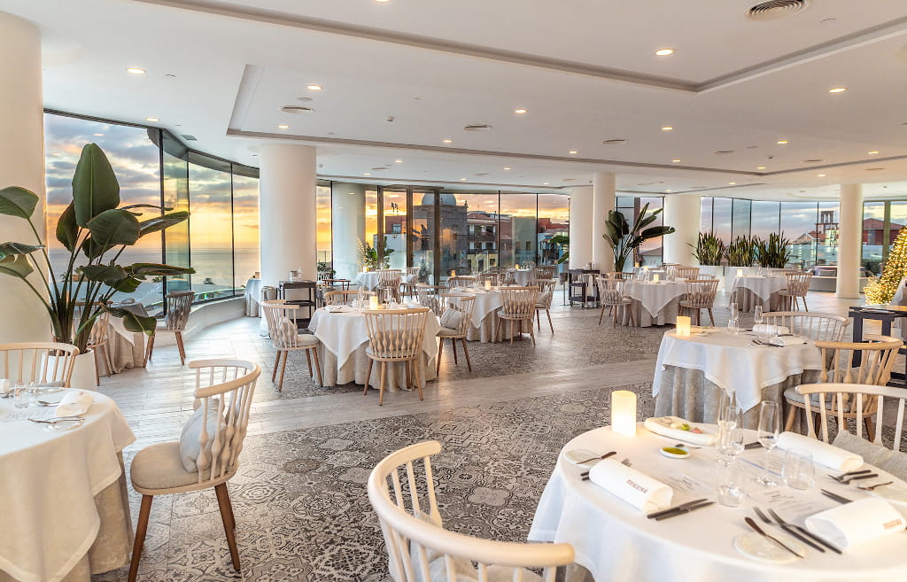 Restaurante elegante con vista al mar al atardecer en Tenerife.
