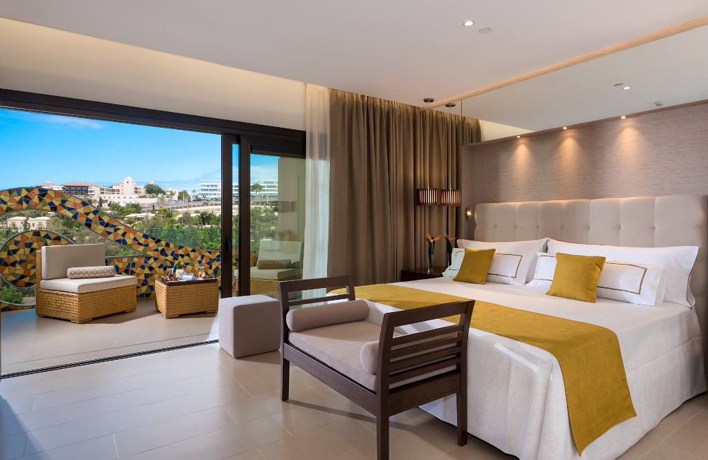 Habitación de hotel con cama doble y terraza con vista en Tenerife.