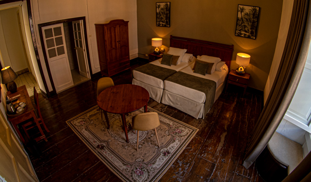 Habitación doble con muebles de madera y alfombra en Tenerife.