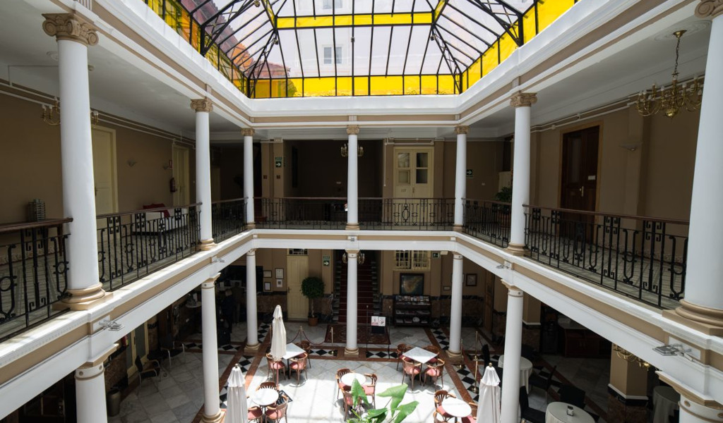 Patio interior con techo de cristal y columnas en Puerto de la Cruz, Tenerife.