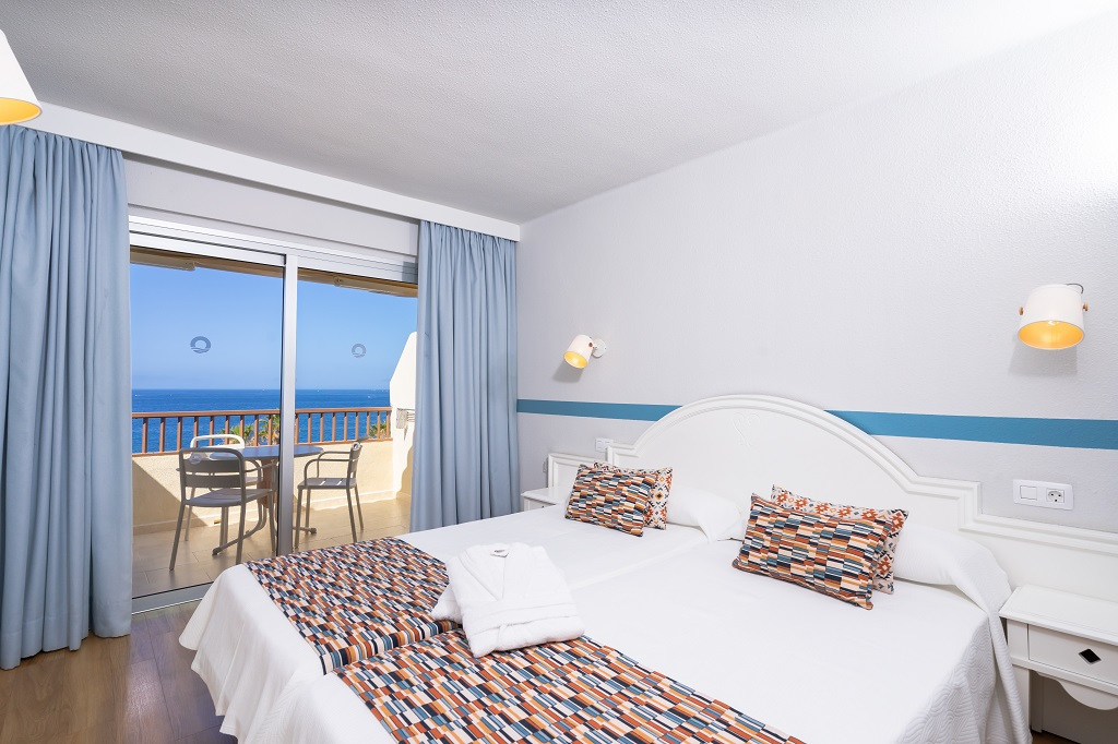 Habitación con vistas al mar y balcón en Tenerife.