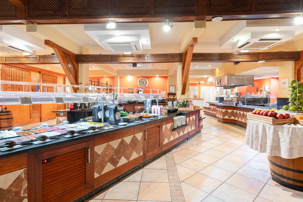 Buffet de hotel con variedad de platos y frutas en Tenerife.