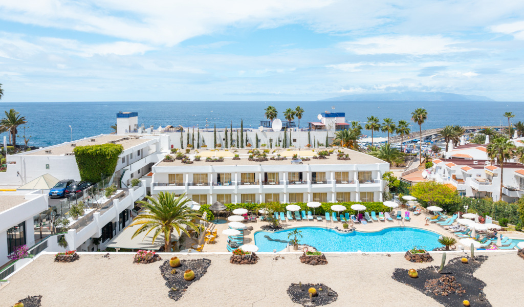 Vista aérea de un hotel con piscina y mar en el fondo en Puerto de la Cruz, Tenerife.