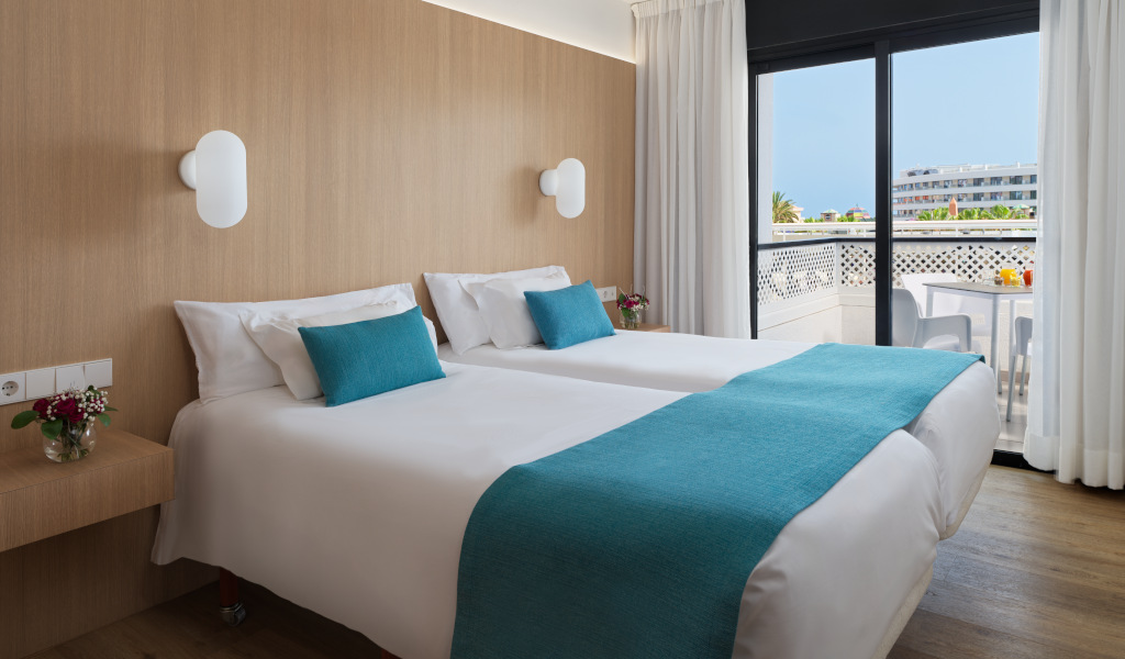 Habitación doble con balcón y vistas en hotel de Tenerife.