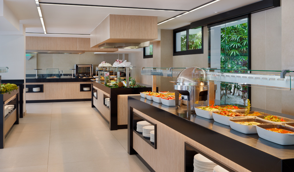 Buffet con variedad de platos y decoración moderna en un restaurante de Tenerife.