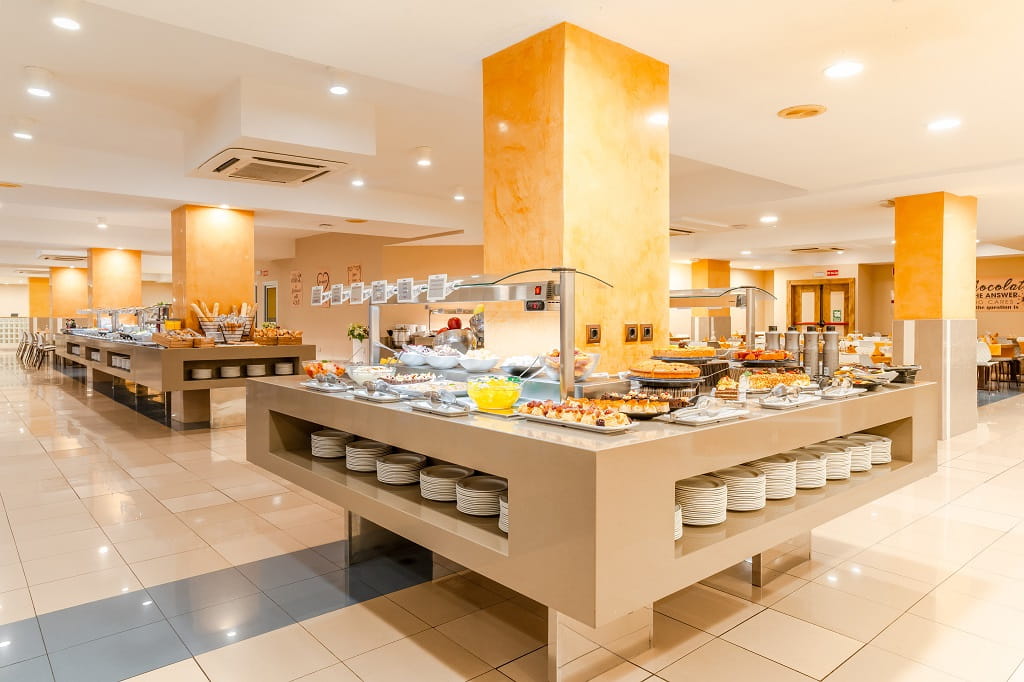 Buffet con variedad de alimentos en restaurante de hotel en Tenerife.