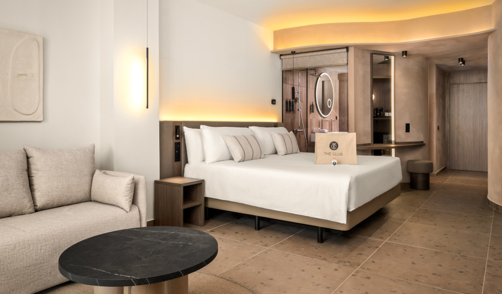 Habitación de hotel con cama doble, sofá y mesa, Santa Cruz de Tenerife.