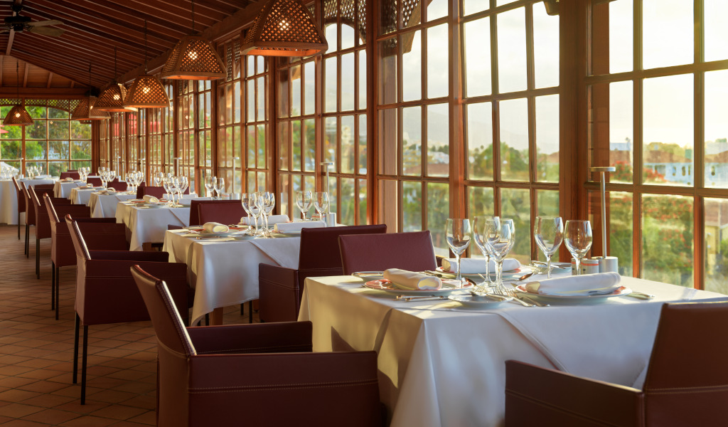 Comedor elegante con mesas y copas de vino en un restaurante en Tenerife.