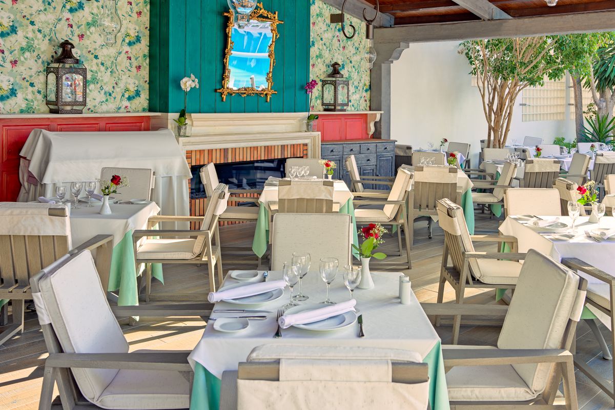 Restaurante elegante al aire libre con mesas bien decoradas en Tenerife.