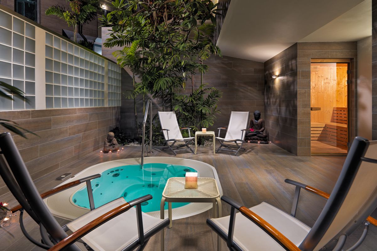Zona de relajación con jacuzzi, sauna y sillas en Tenerife.