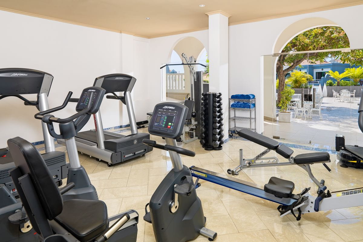 Gimnasio con bicicletas, cintas y pesas en Tenerife.