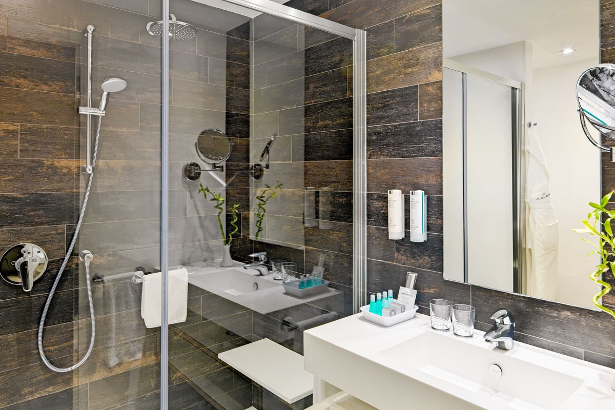 Baño moderno con ducha de cristal y lavabo, Santa Cruz de Tenerife.