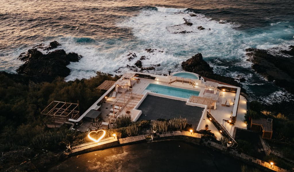 Vista aérea de una terraza con piscina junto al mar en Tenerife.