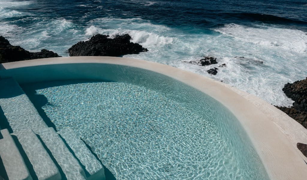 Piscina junto al mar y rocas en Tenerife.