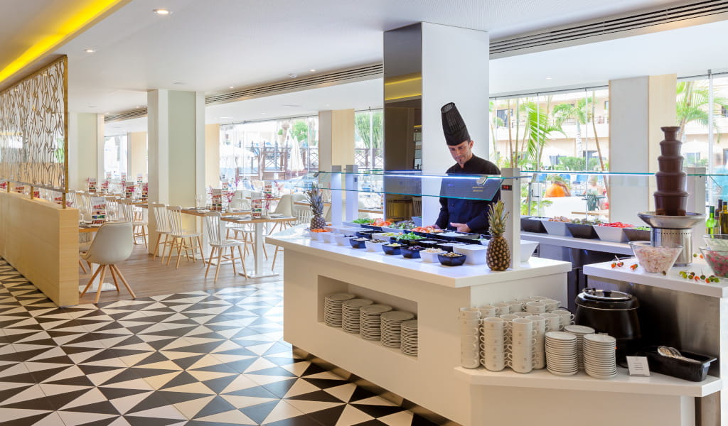 Buffet de desayuno en un hotel en Tenerife con cocinero y fuente de chocolate.