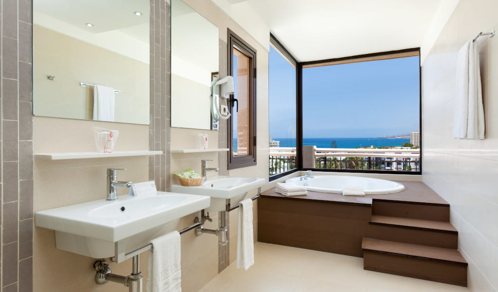 Baño moderno con jacuzzi y vista al mar en Tenerife.
